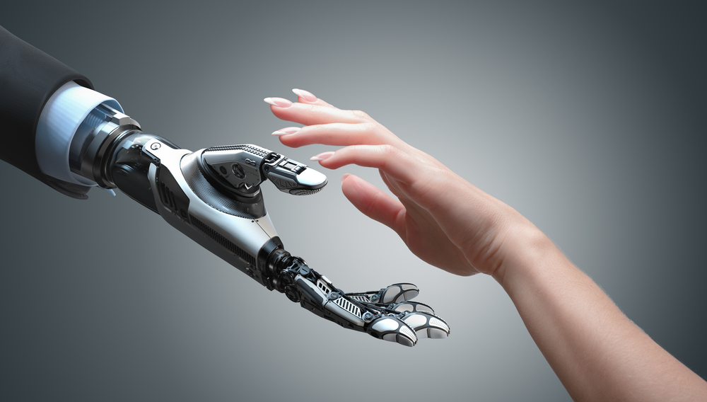 Roboter gibt Mensch die Hand